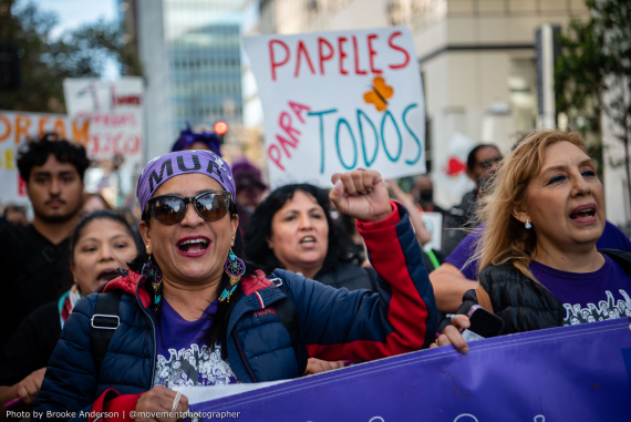Participantes en la Asamblea de Socios marchando por las calles de Oakland