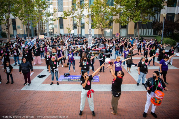 Foto de grupo de los participantes en la Asamblea de Socios en la Plaza Oscar Grant de Oakland, CA